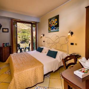 Small Double Room with lateral Sea View