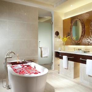 Suite with Lake View
