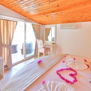 Honeymoon Room with Side Sea View