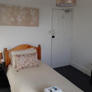 Budget Single Room with Shared Bathroom No. 19 - No Elevator