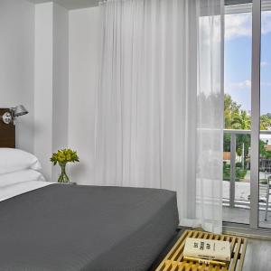 Skyline 1 Bedroom Suite - with Kitchenette and Balcony