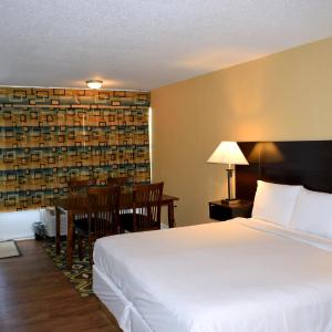Deluxe King Suite