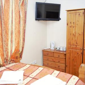 Family Room (2 Adults + 1 Children)