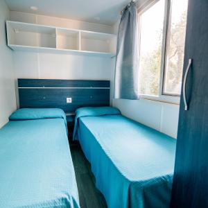 Small Mobile Home (4 Adults) with beach access