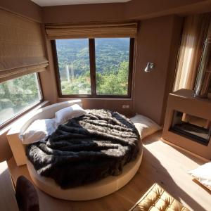 Honeymoon Suite with Fireplace and Forest View