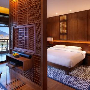 Deluxe King Room with Mountain View