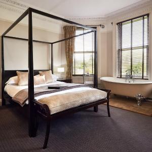 Four Poster Room with City Views