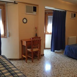 King Room with Roll-In Shower - Disability Access