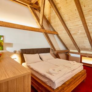 King Studio with Sofa Bed