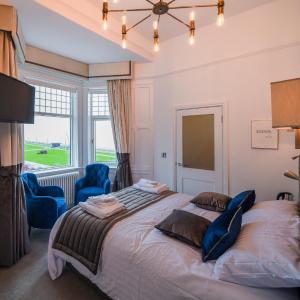 Deluxe Double Room with Side Sea View