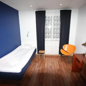 Single Room with Shared Bathroom