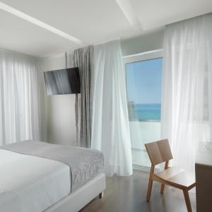 Deluxe Suite with Partial Sea View