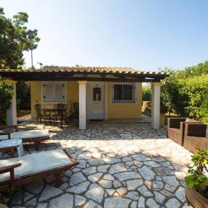 One-Bedroom Bungalow with Pool View (Frini)
