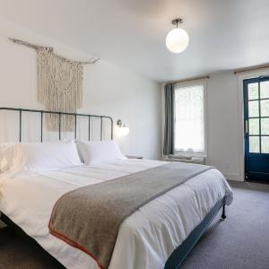 King Room with Balcony and Mountain View - Surf Hotel