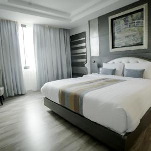 King Suite with Pool View