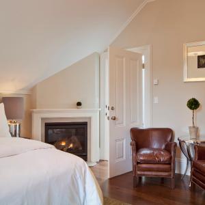 King Guestroom at Blue Door Inn