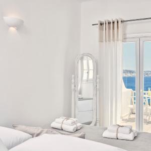 Honeymoon Suite with Hot Tub and Sea View