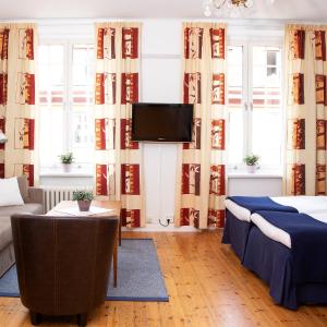 Family Room (2 Adults + 2 Children)