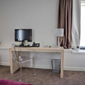 Standard Queen Room with Street View