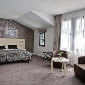 Junior Suite with 1 King and 2 Single Beds and River Side