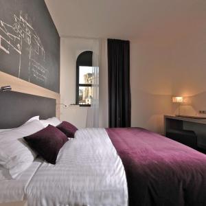 Standard Queen Room with River View