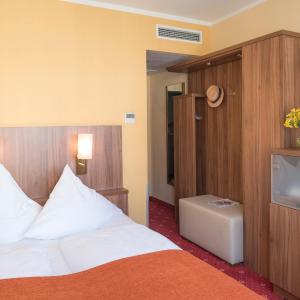 Small Queen Room with Air Conditioning