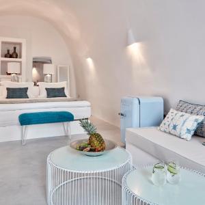 Honeymoon Executive Suite with Hot Tub and Caldera View