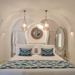 Superior Suite with Outdoor and Indoor Hot Tubs and Caldera View