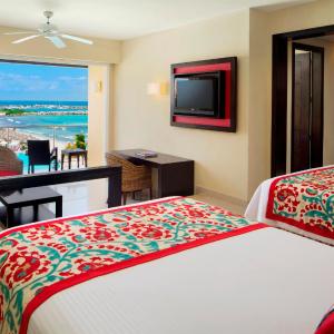 Junior Suite with Ocean View Two Double Beds
