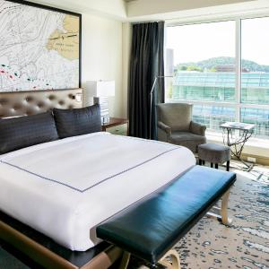 Premier King Room with City View