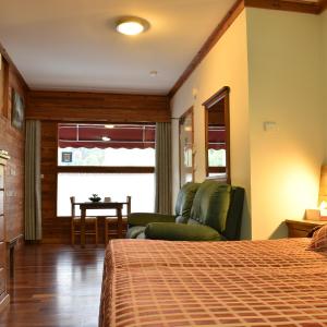 King Bed with Spa Bath and Lounge