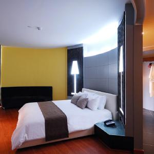 One-Bedroom Wow Suite