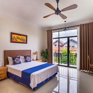 Deluxe Double Room with Side Sea View