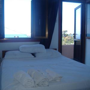 Deluxe Double Room (2 Adults + 1 Child)