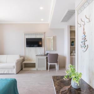 Junior Suite with Partial Sea View