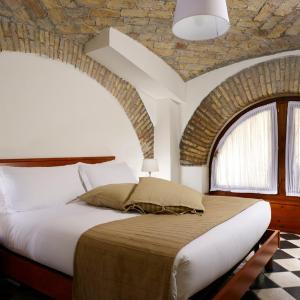 One-Bedroom Apartment (4 Adults)