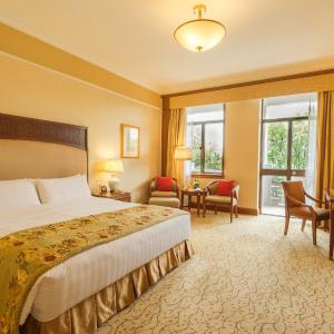 Lakeside King Bed Room
