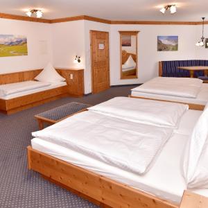 Quintuple Room (5 Adults)