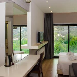 Family Suite (2 Adults + 2 Children)