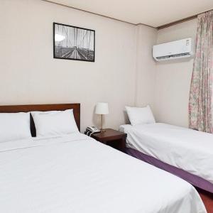 Twin Room with Mountain View
