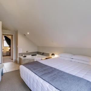Premier Two-Bedroom Lakeview Apartment with Spa Bath