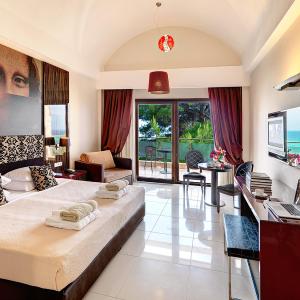 Deluxe Double Room with Side Sea View