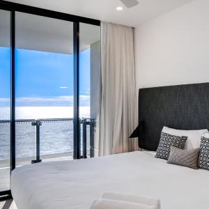 1 Bedroom Oceanfront High Apartment