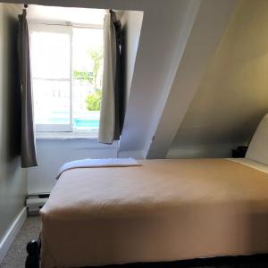 Single Room with Shared Bathroom