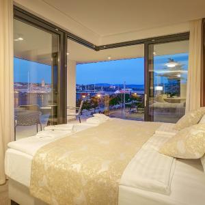 Deluxe Double Room with Balcony and Sea View
