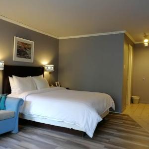 Queen Suite Fireplace kitchenette and 1-Person Jacuzzi