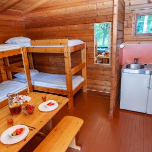 Economy Cottage with Shared Bathroom (4 Adults)
