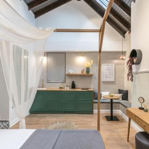 Studio with Spa Bath