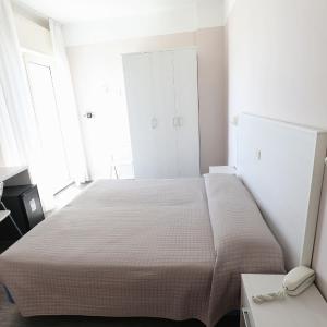 Deluxe Double Room with Side Sea View