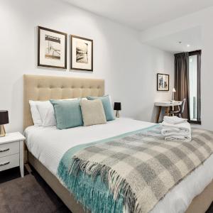Deluxe One-Bedroom Apartment with Harbor View